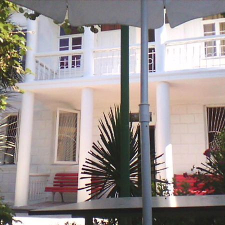 White Guest House Batumi Bagian luar foto