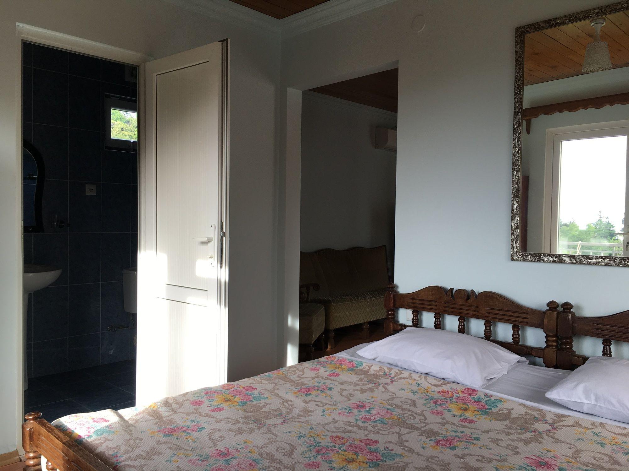 White Guest House Batumi Bagian luar foto