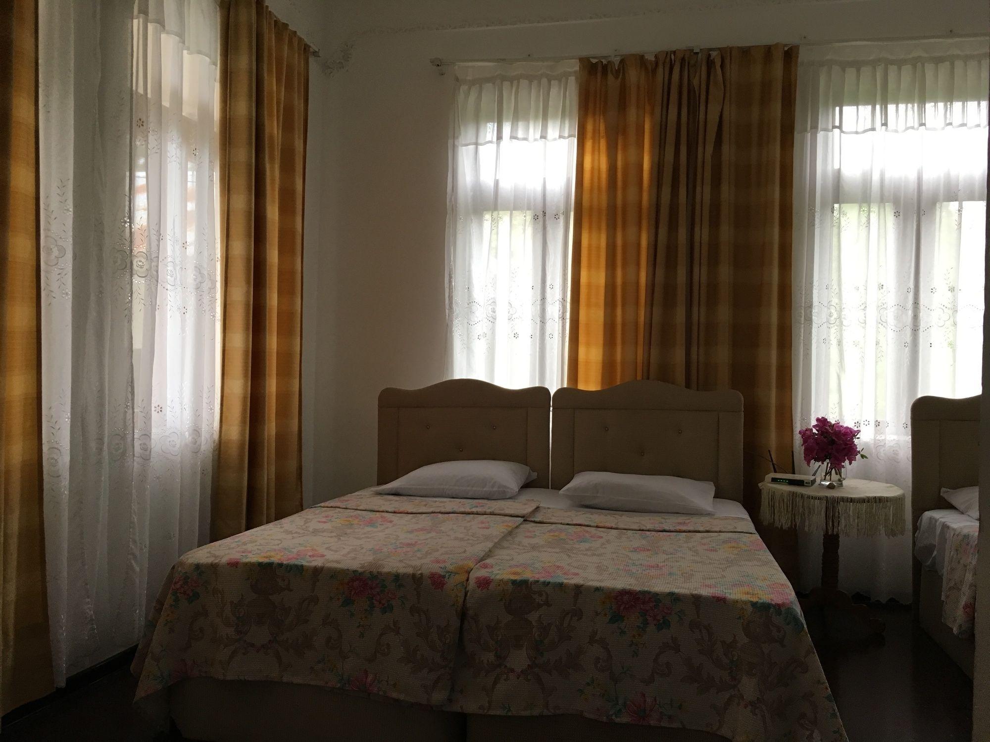 White Guest House Batumi Bagian luar foto