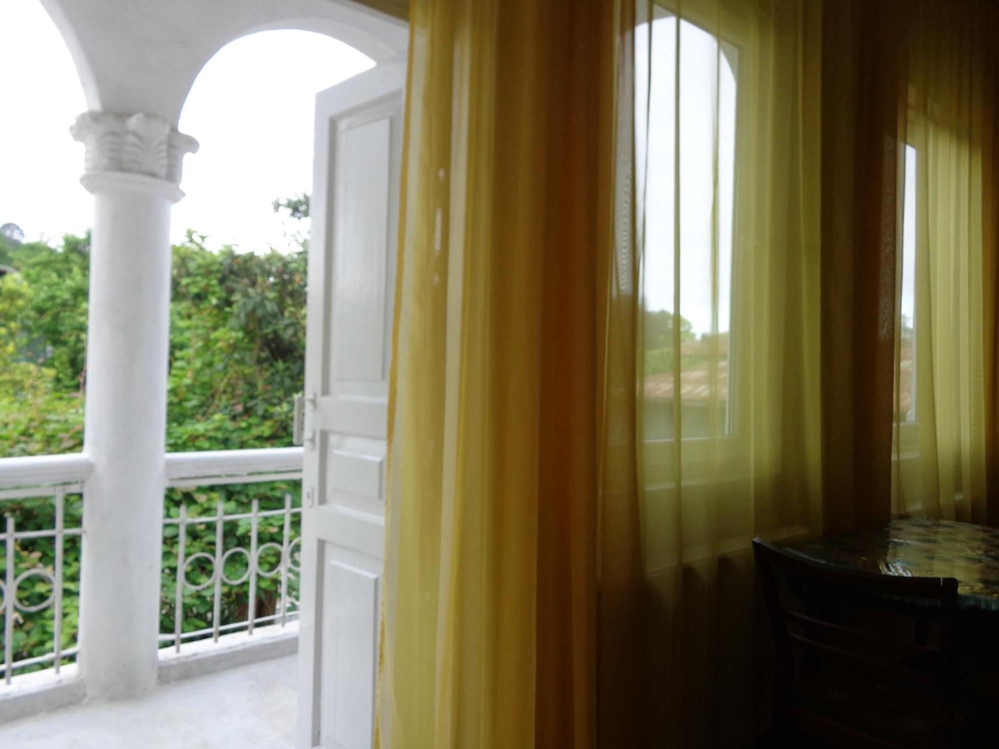 White Guest House Batumi Ruang foto