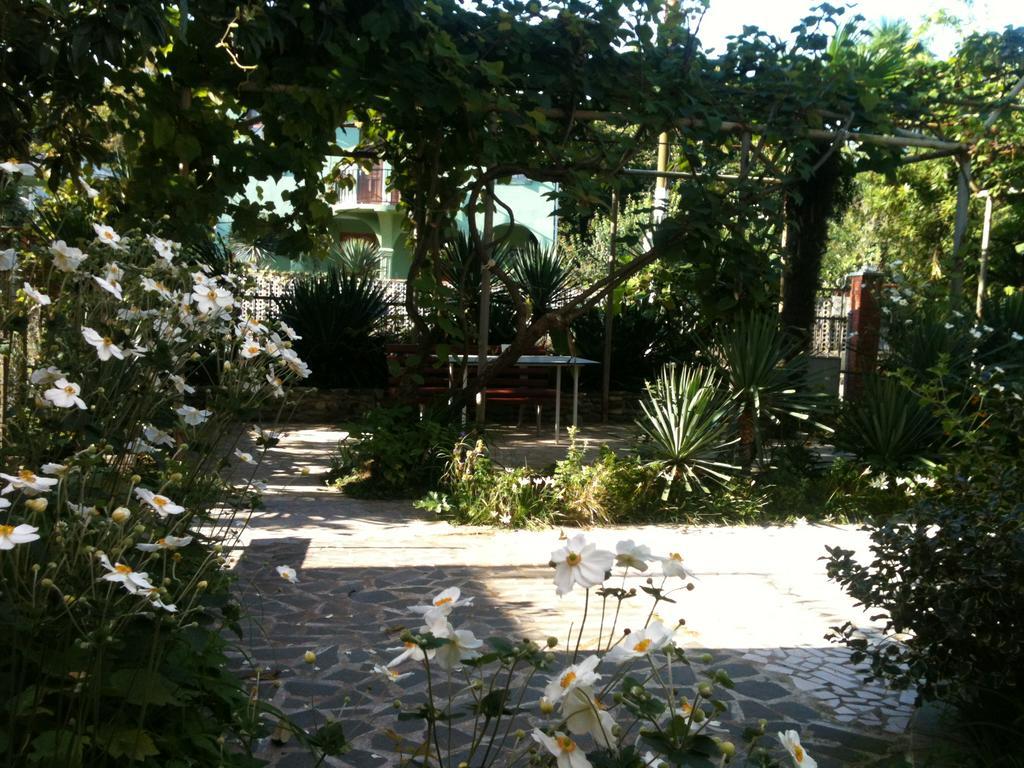 White Guest House Batumi Bagian luar foto