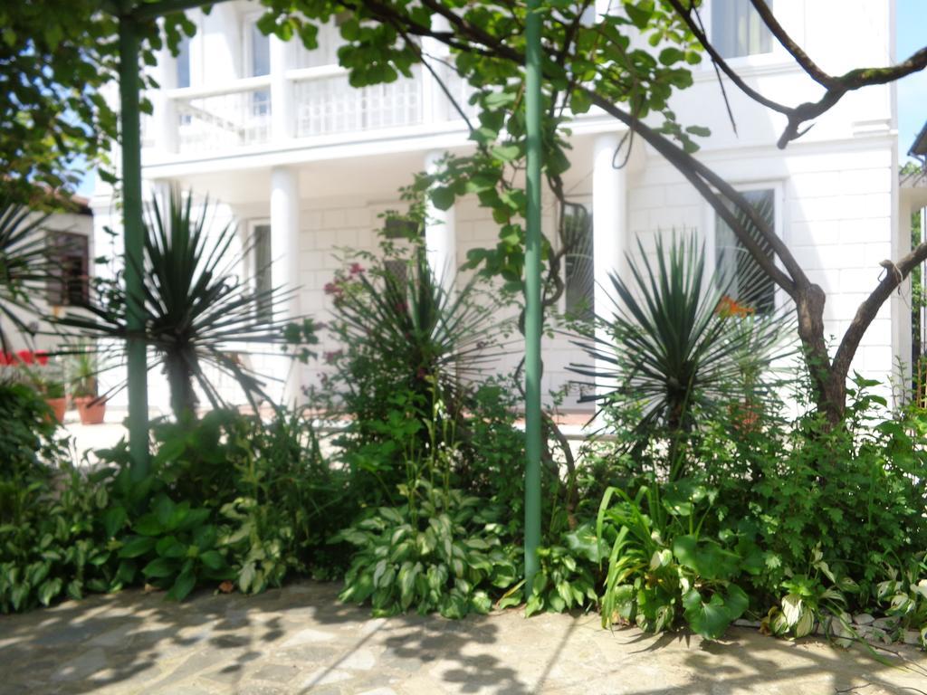 White Guest House Batumi Bagian luar foto