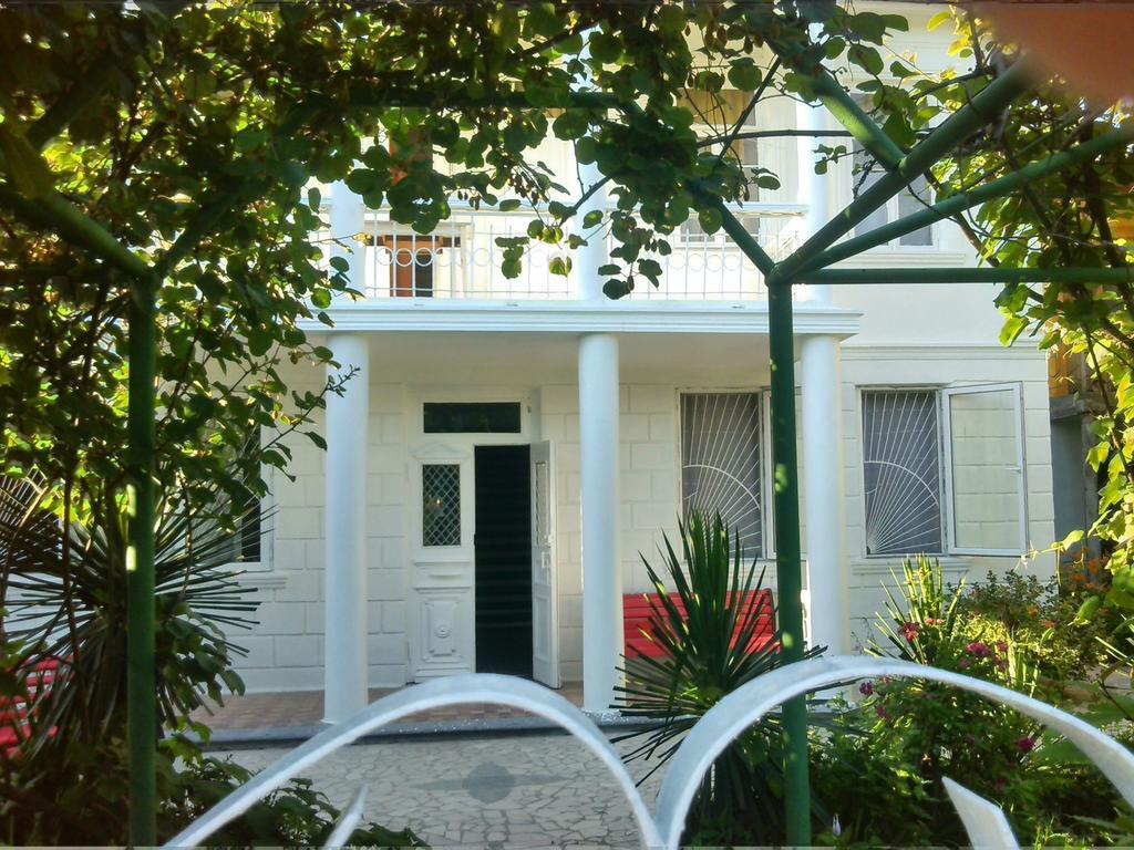 White Guest House Batumi Bagian luar foto