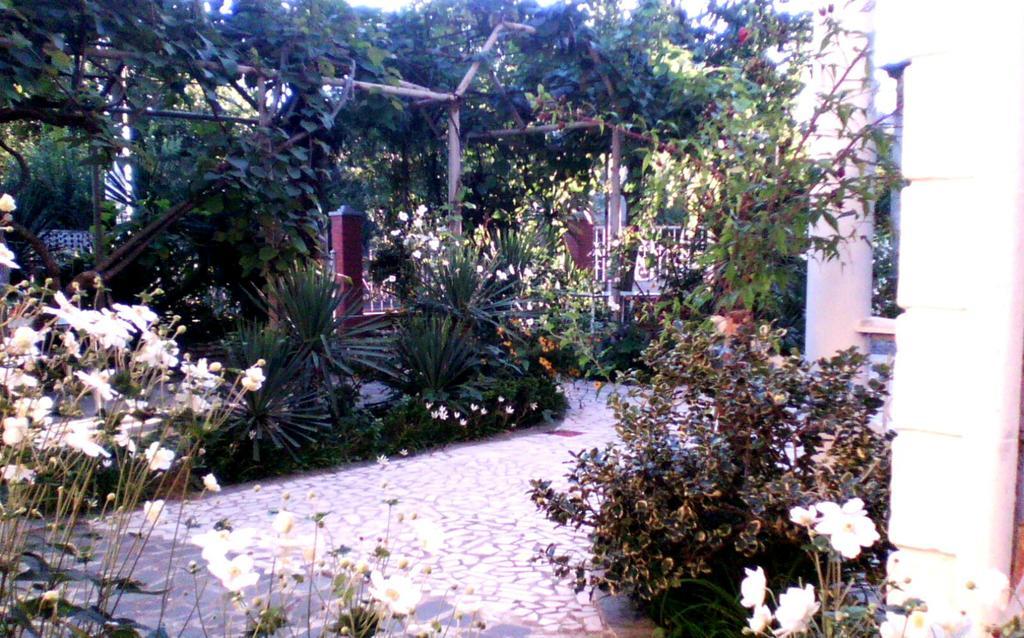 White Guest House Batumi Ruang foto