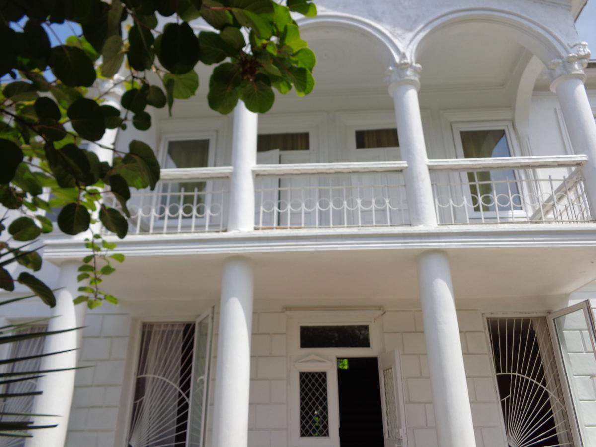 White Guest House Batumi Bagian luar foto